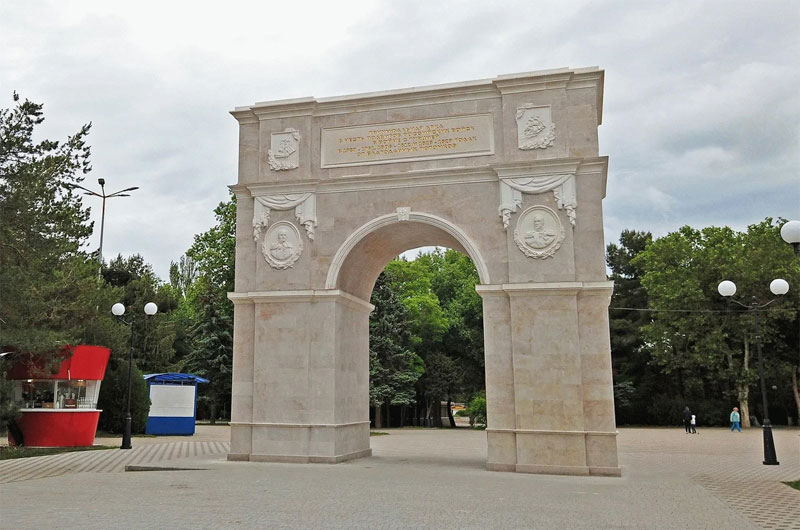 Триумфальная арка в зеленой парковой зоне напротив отеля